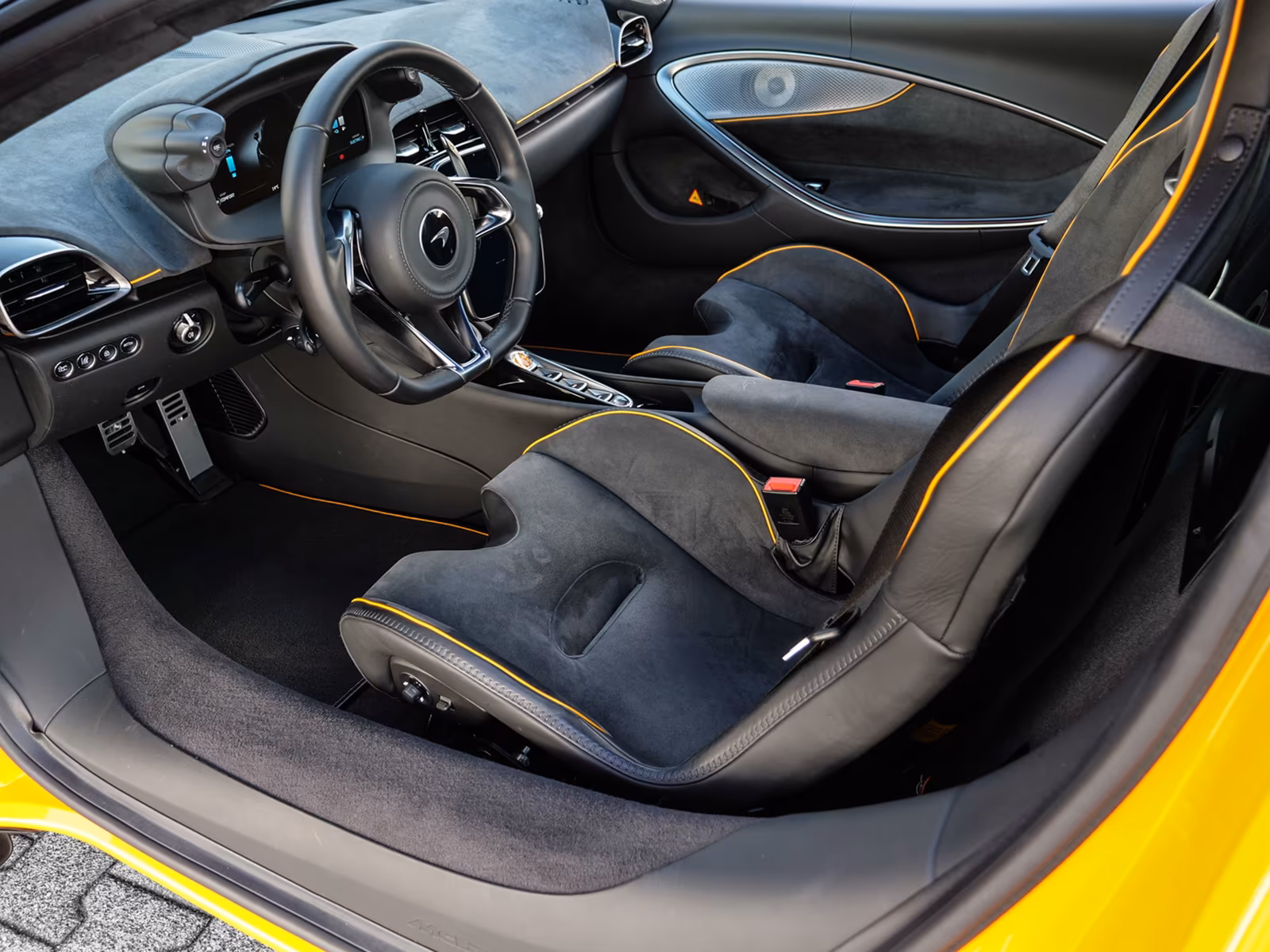 McLaren Artura Spider