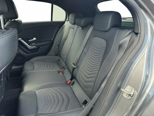 Mercedes-Benz A 180 W-Paket PDC SHZ SpurH LED LM AUT AHK KAM