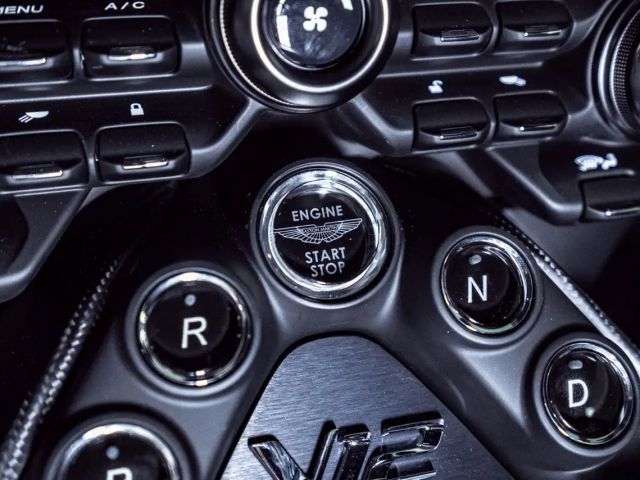 Aston Martin Vantage *Q Paint*Black Beast*Carbon*1/333*New