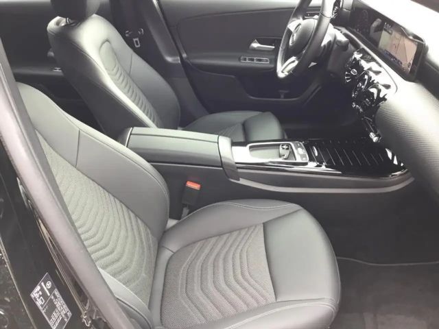 Mercedes-Benz A 180 KAM PDC SpurH Navi AUT LM KlimaA FLA LED