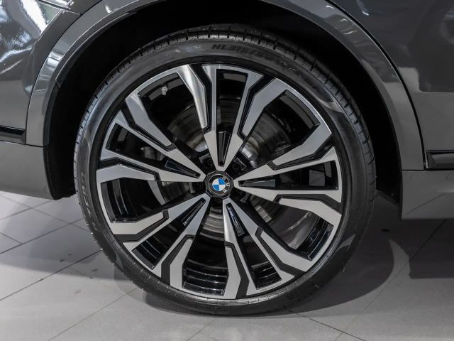 BMW X7 M 60i FACEL. PANO AHK HUD 360° LED STANDHZ