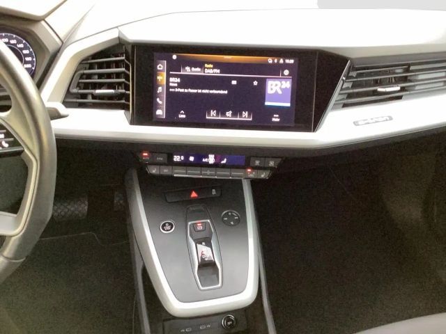 Audi Q4 e-tron 55 kWh LED SHZ PDC hinten Bluetooth