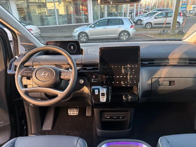 Hyundai Staria Signature