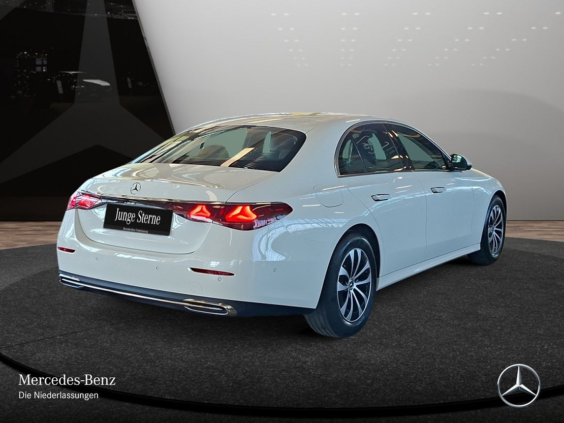 Mercedes-Benz E 200 Sedan