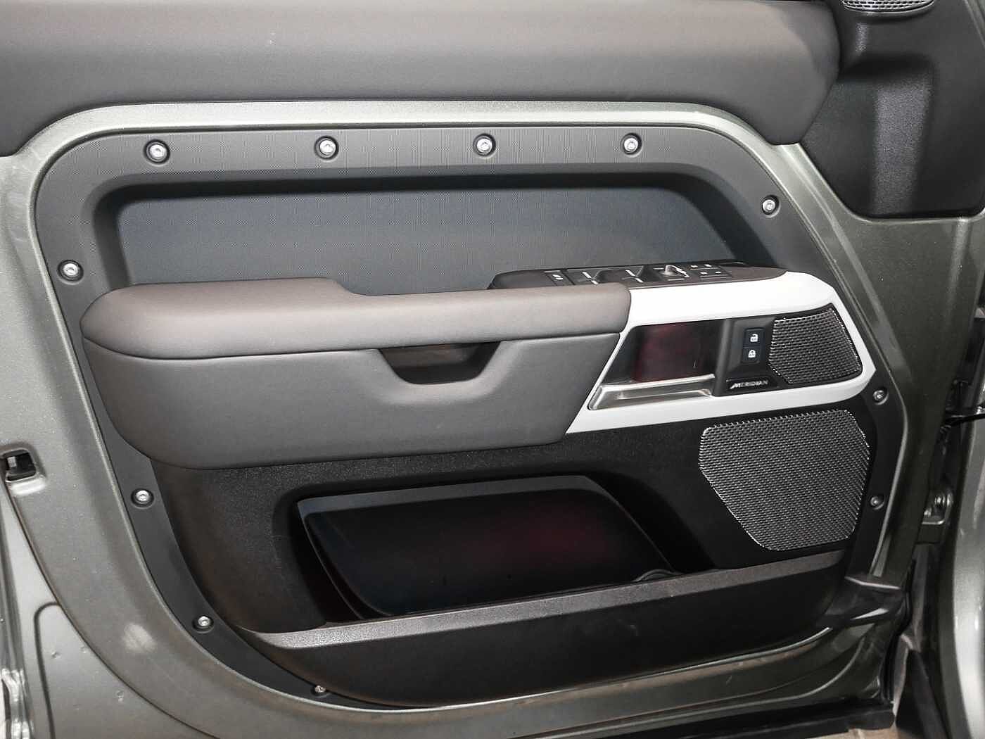 Land Rover Defender 110 Dynamic SE