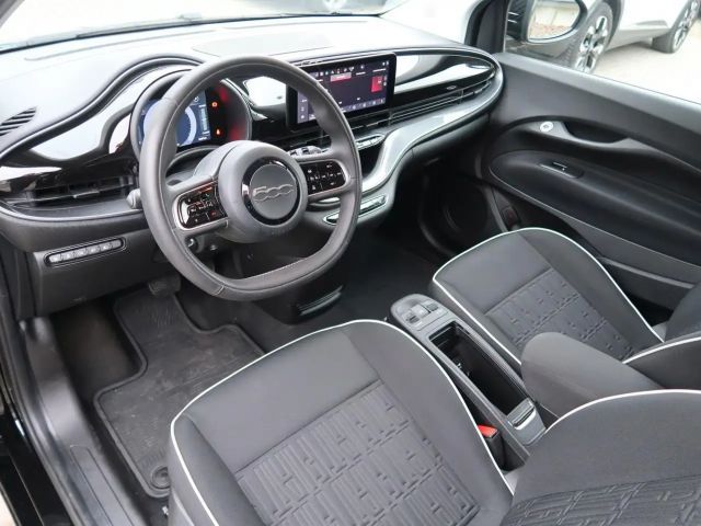 Fiat 500e MY23 Navi Carplay/Android Auto JBL *Allwetterreife