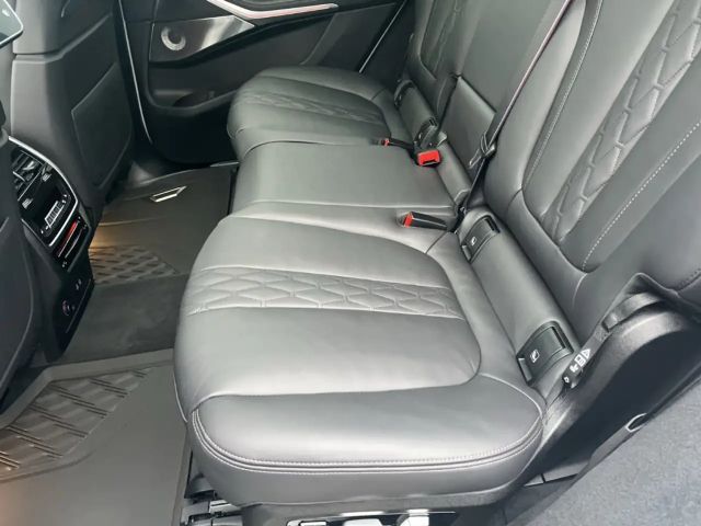 BMW X7 i/HUD/StandHZ/AHK/Panorama/Bowers&Wilkins