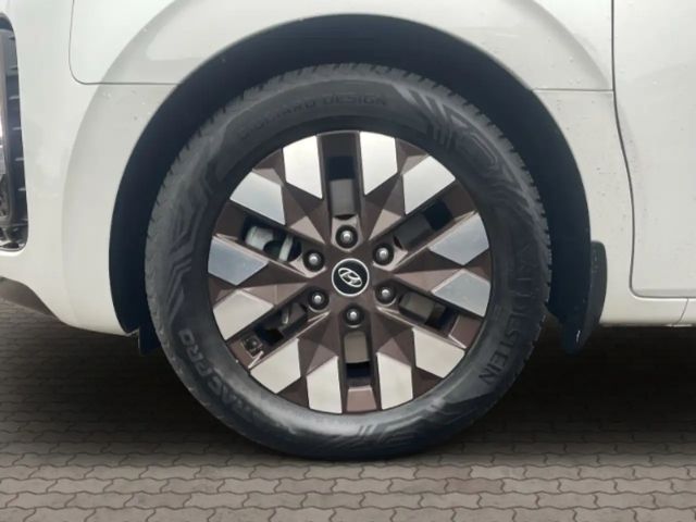 Hyundai Staria Signature