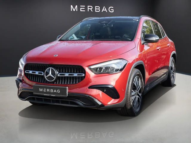 Mercedes-Benz GLA 180 Pano STH W-Paket KeyLess ParkAss. LED