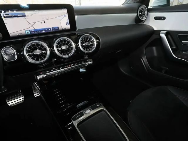 Mercedes-Benz A 250 A 250 e AMG Line