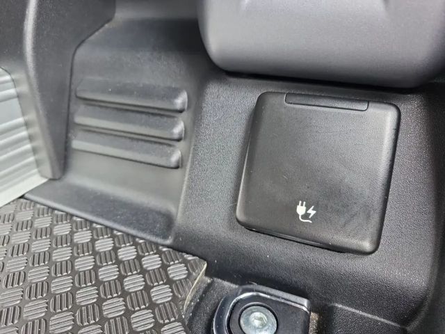 Land Rover Defender 90 D250 SE