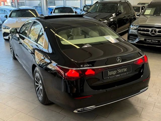 Mercedes-Benz E 200 AVANTGARDE Sedan