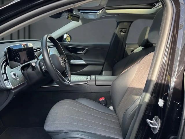 Mercedes-Benz E 200 AVANTGARDE Sedan