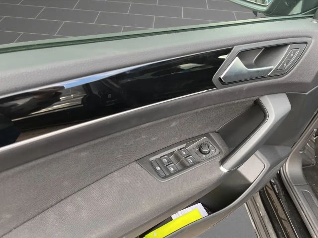 Volkswagen Touran 1.5 TSI DSG R-Line