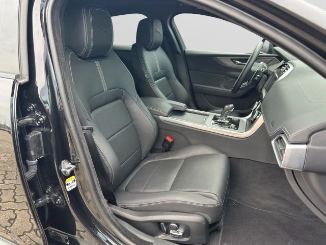 Jaguar XE P250 R-Dynamic