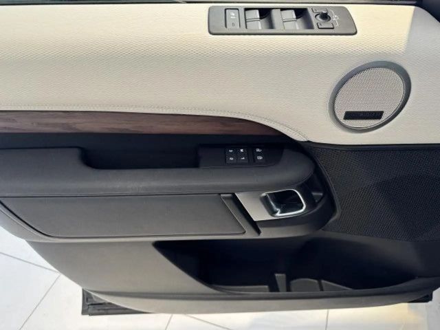 Land Rover Discovery D300 Dynamic HSE