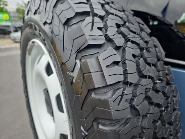 Land Rover Defender 90 D250 SE