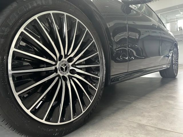 Mercedes-Benz E 200 AMG Line Sedan