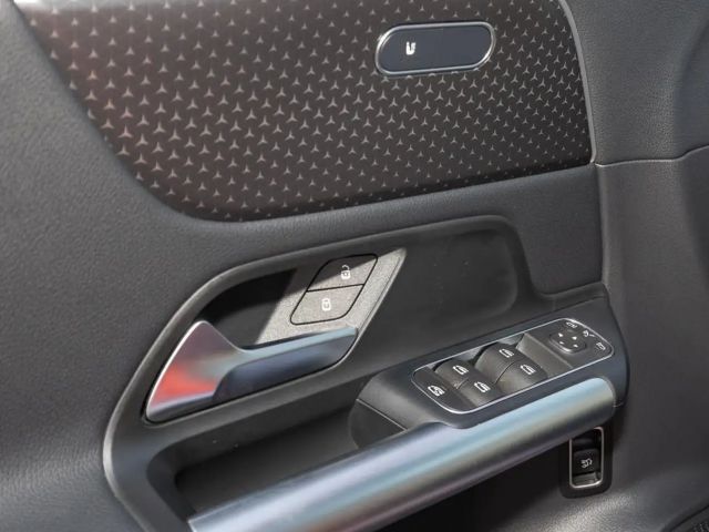 Mercedes-Benz GLA 180 Pano STH W-Paket KeyLess ParkAss. LED