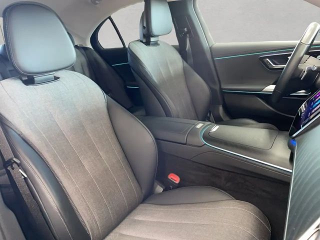 Mercedes-Benz E 200 Sedan