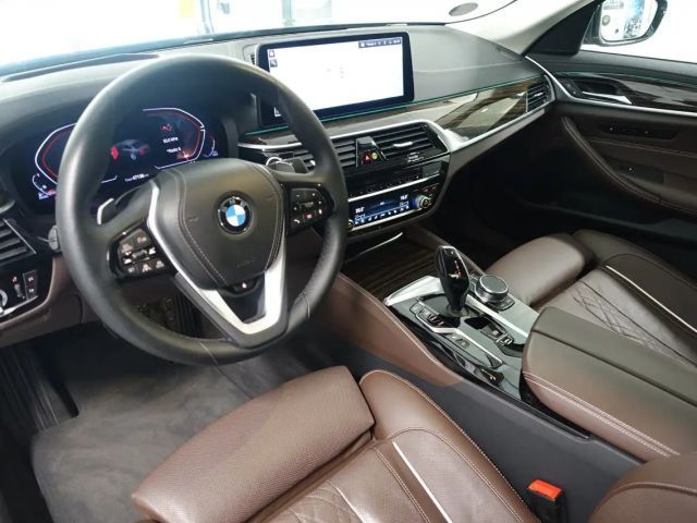 BMW 520 520d Luxury Line Sedan xDrive