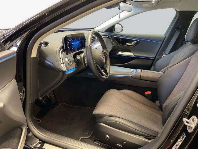 Mercedes-Benz E 200 Sedan