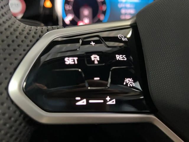 Volkswagen Golf 1.5 eTSI DSG Golf VIII R-Line