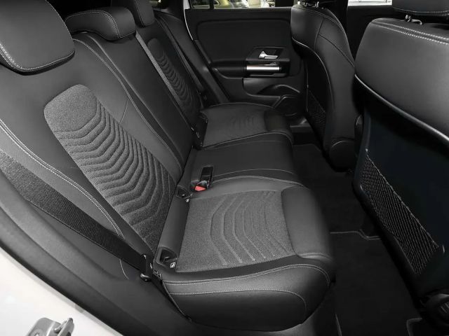 Mercedes-Benz GLA 180 TOTWINKEL+DISTRONIC+360°+LED+KEYLESS+18"