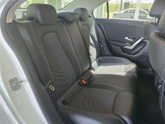 Mercedes-Benz A 180 Limo Progr. Adv. DISTRONIC+STANDHEIZ.+360°