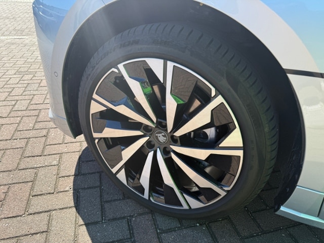 Skoda Enyaq 82 kWh 210 kW 1-Gang-Automatik MATRIX/PANO/AHK