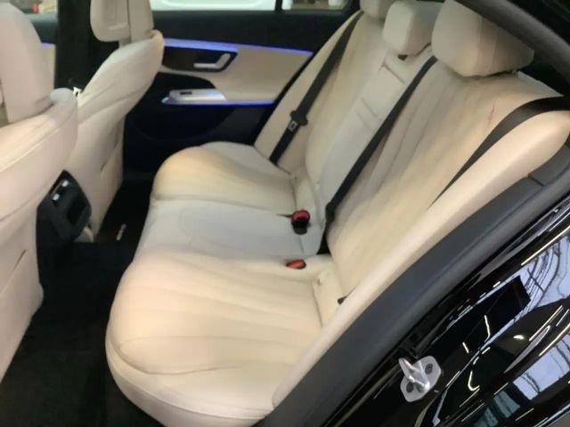 Mercedes-Benz E 200 AMG Line Sedan