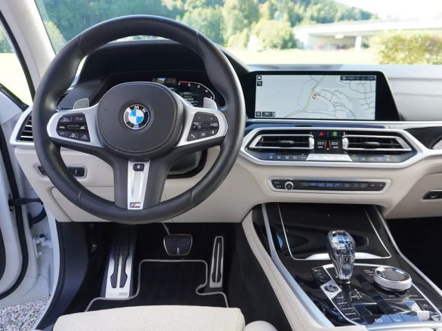 BMW X7 M50i