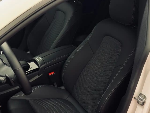 Mercedes-Benz CLA 250 CLA 250 e Sedan