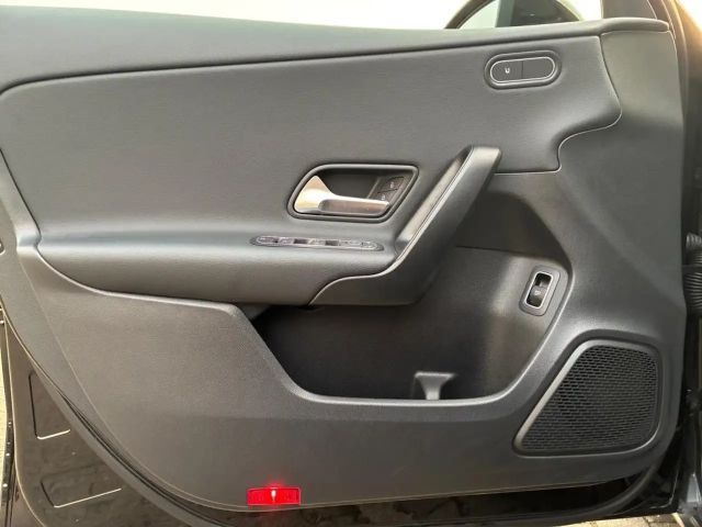 Mercedes-Benz A 180 Limousine AHK Kamera CarPlay SHZ VorrDistr
