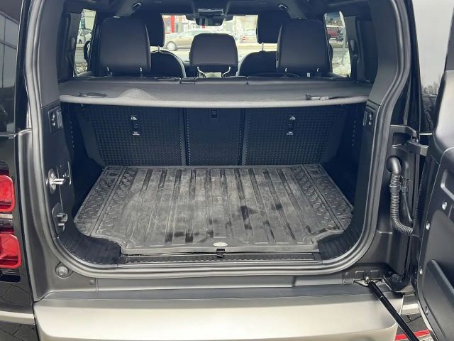 Land Rover Defender 110 D250 Dynamic SE