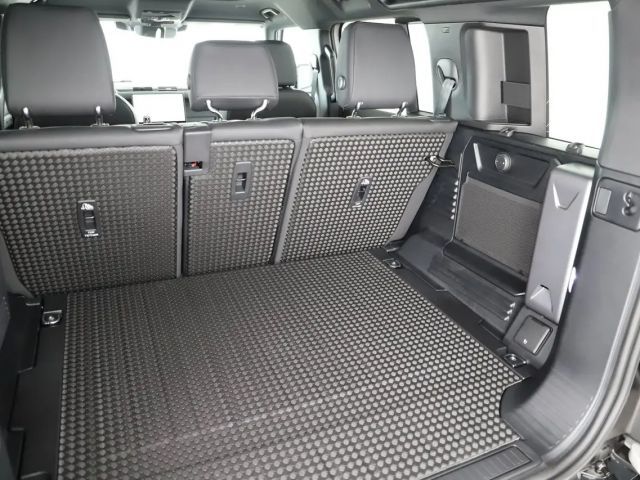 Land Rover Defender 110 Dynamic SE