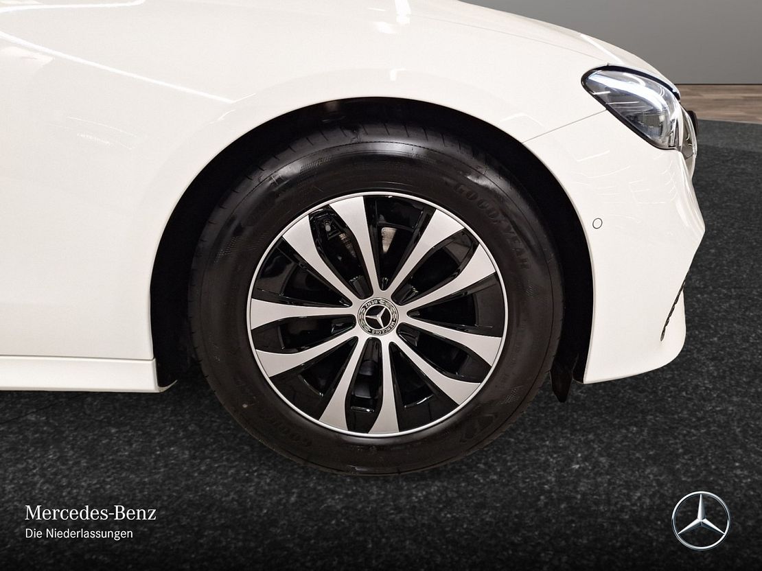 Mercedes-Benz E 200 AVANTGARDE Sedan