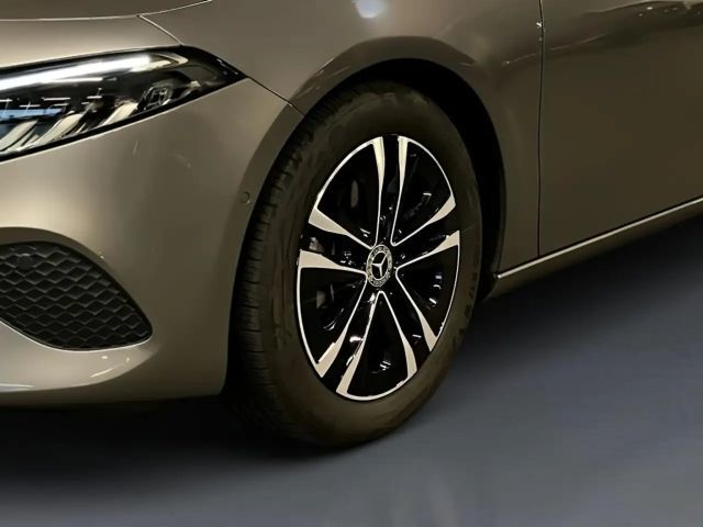 Mercedes-Benz A 200 Limousine PROGR+KAM+LED+AMBI+DIST+PANO+AHK