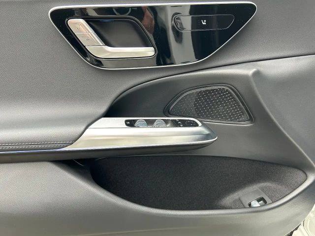 Mercedes-Benz E 220 AMG Line E 220 d Sedan