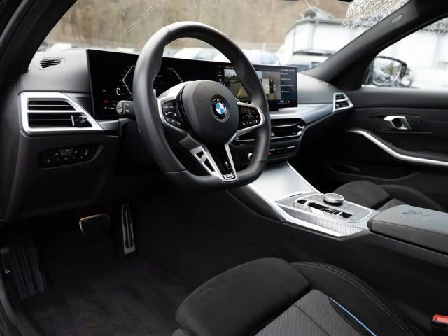 BMW 320 320i M-Sport Sedan