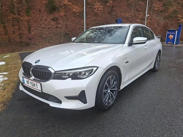 BMW 320 320e Sedan