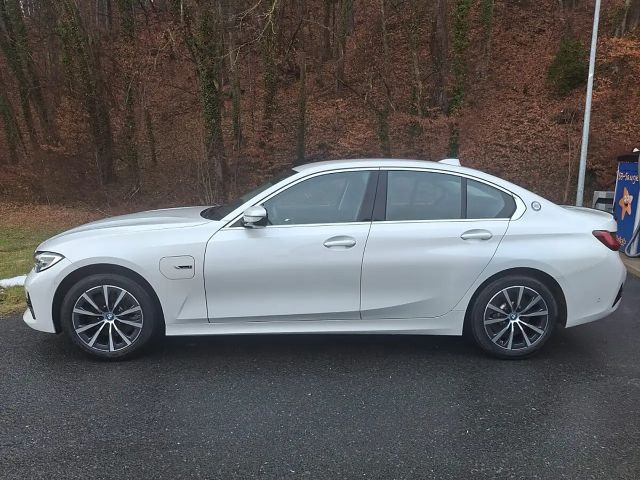 BMW 320 320e Sedan