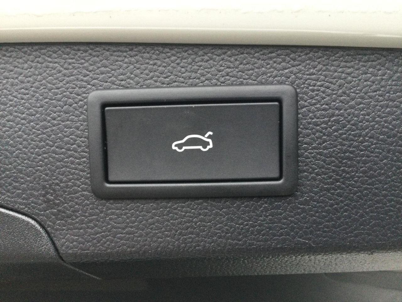 Volkswagen Passat 1.5 eTSI DSG R-Line Variant