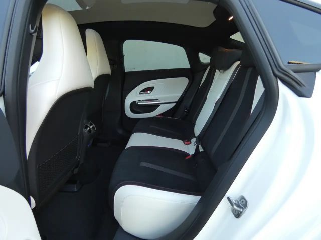 Mercedes-Benz CLA 250 AMG Line Sedan