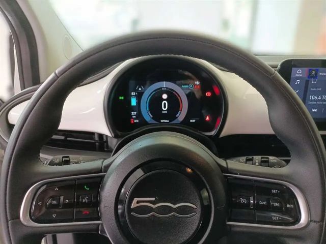 Fiat 500e Sitzheizung Rückfahrkamera Parksensoren