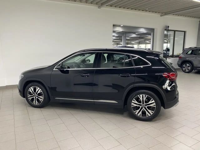 Mercedes-Benz GLA 180 LED+AHK+KAMERA+EASY-PACK+SITZHZG+NAVI
