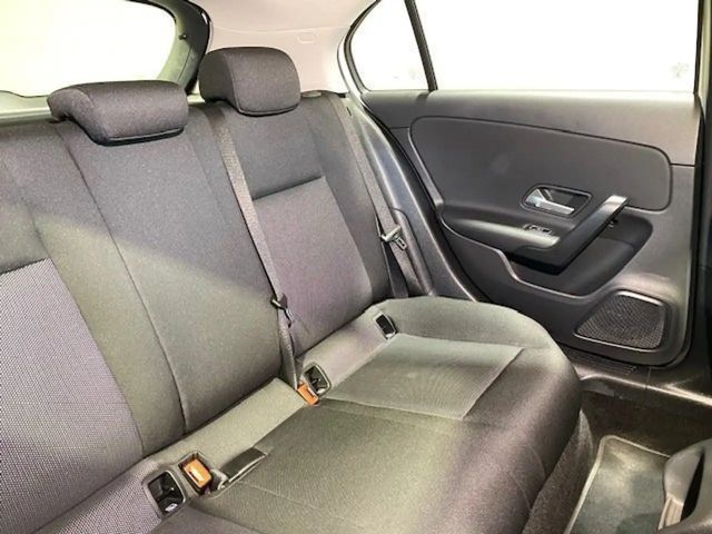 Mercedes-Benz A 200 7G-DCT/DAB/MBUX Plus/SHZ/LMR 17"/PTS/Tempo