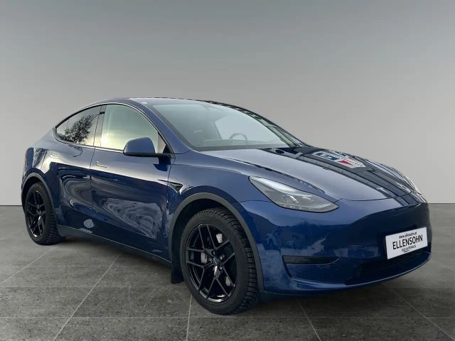 Tesla Model Y 62kWh Base        8-fach bereift!