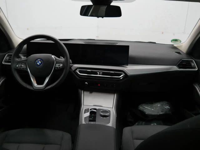 BMW 330 330e Sedan