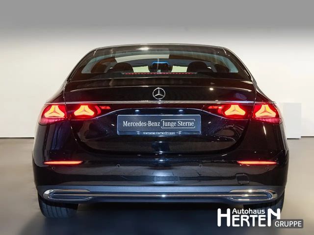 Mercedes-Benz E 200 AVANTGARDE Sedan